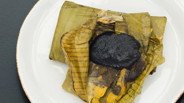 Tamal de mole negro