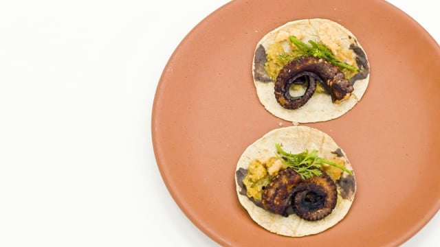 Tacos de pulpo con chicharrón en salsa verde