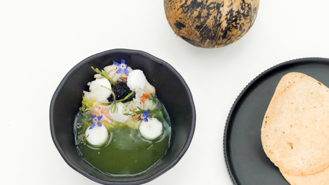 Cangrejo + manzana de coco + caviar + aguachile de coco