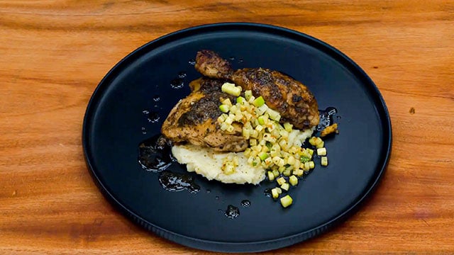 Pierna y muslo de pollo al orégano con puré de papa y calabacitas