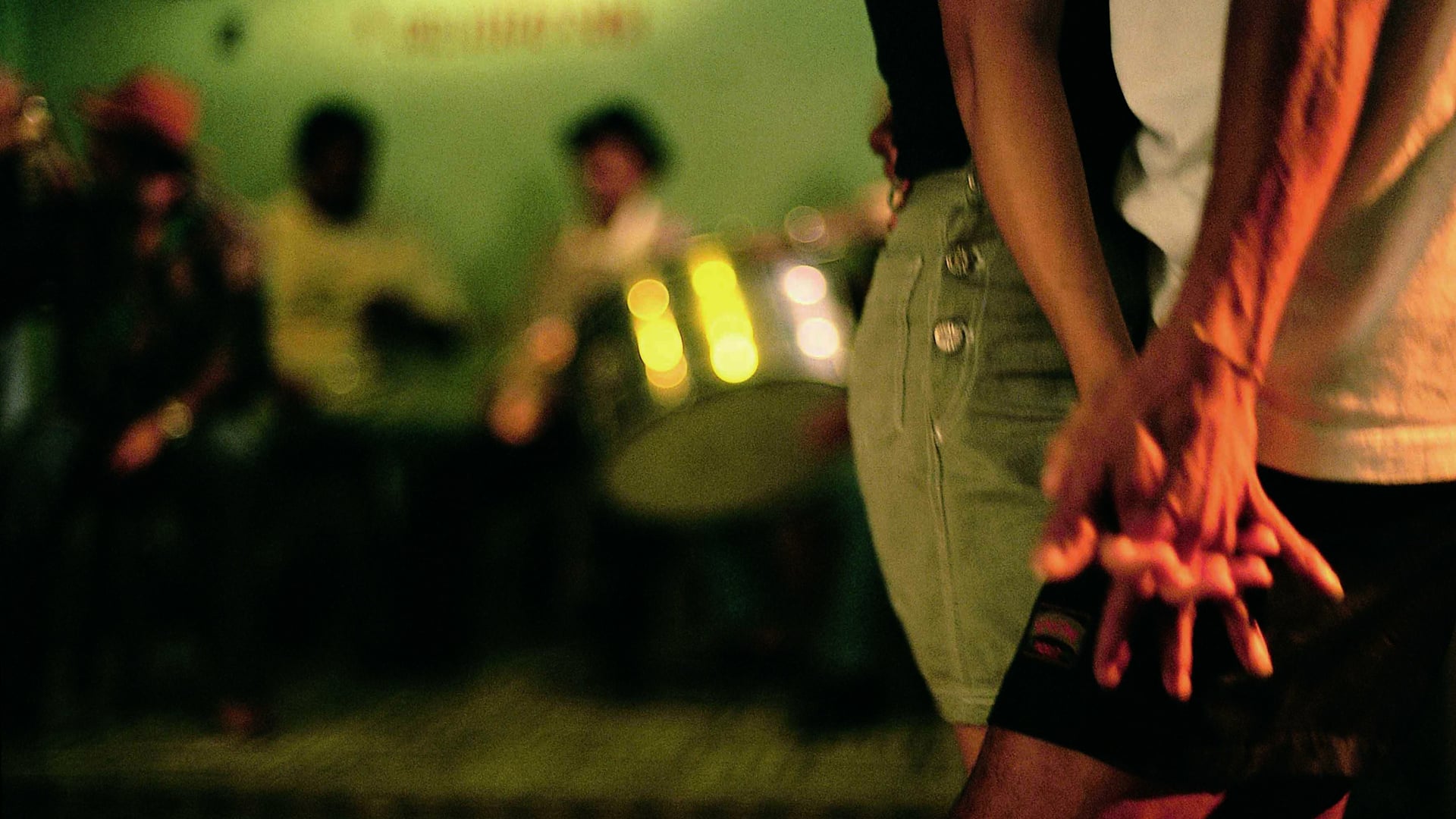 VIAJO PORQUE PRECISO, VOLTO PORQUE TE AMO / I TRAVEL BECAUSE I HAVE TO, I COME BACK BECAUSE I LOVE YOU