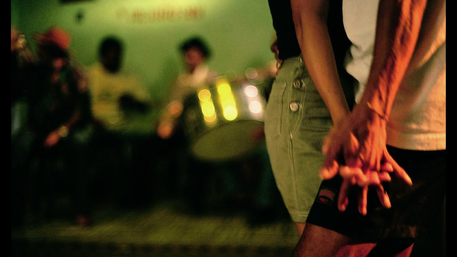 VIAJO PORQUE PRECISO, VOLTO PORQUE TE AMO / I TRAVEL BECAUSE I HAVE TO, I COME BACK BECAUSE I LOVE YOU