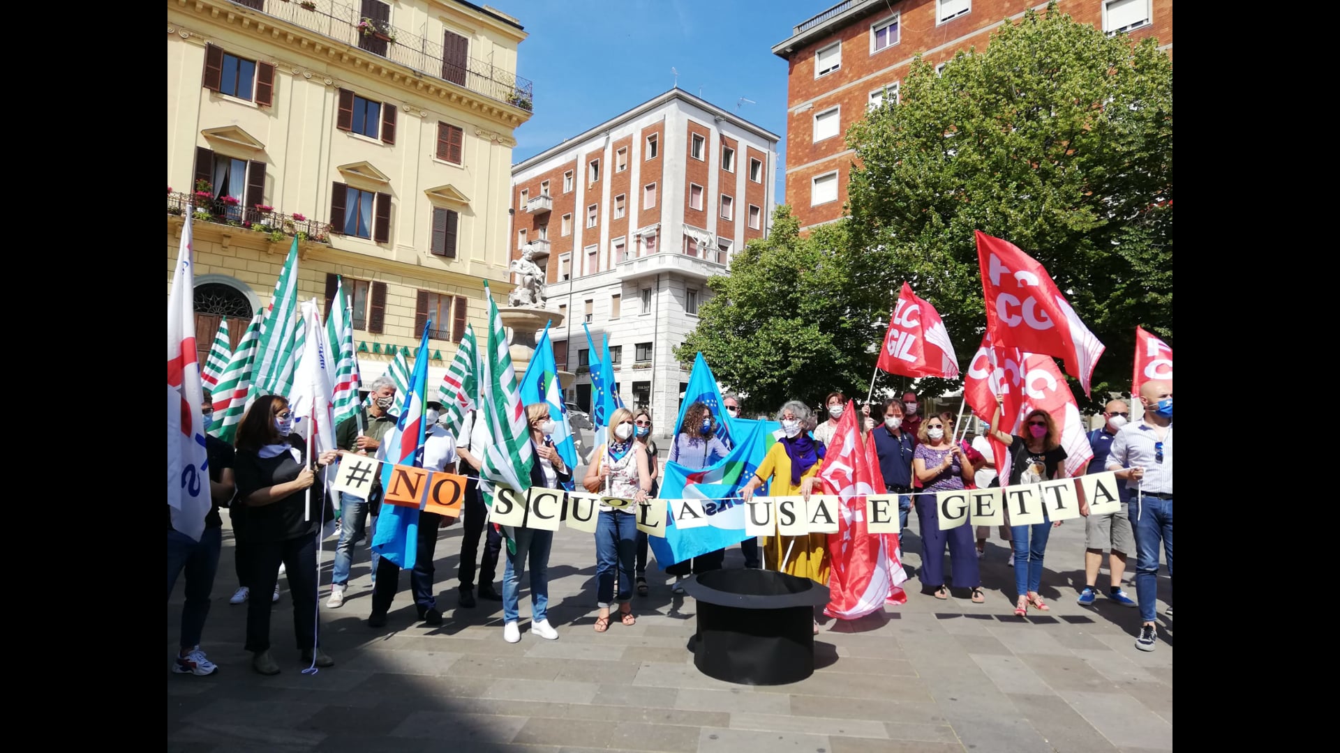 Scuola, sindacati in piazza: “Risposte su precari e ritorno a scuola a settembre”