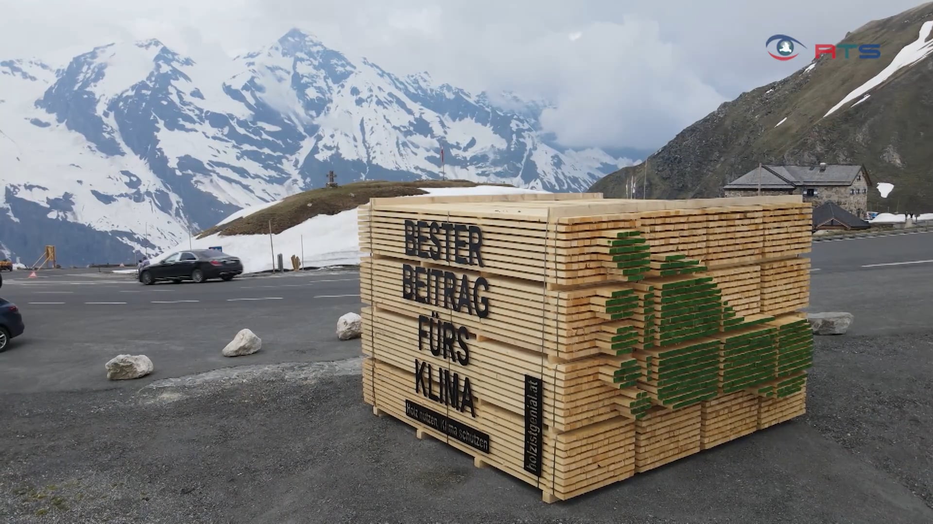 proholz-salzburg-inszeniert-oekologischen-fussbadruck-als-holzinstallation-am-fusse-des-grossglockners