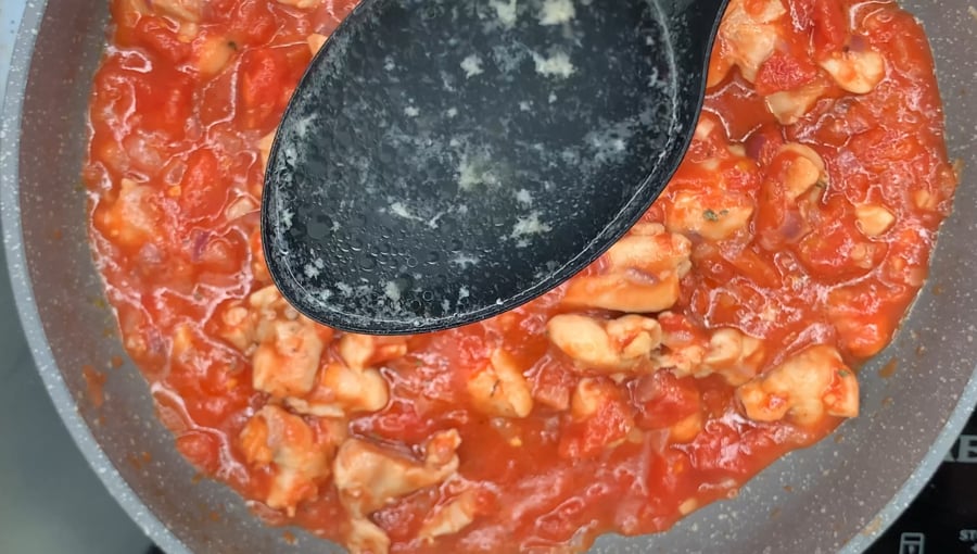 Mind-blowing Chicken Pasta with Tomato Sauce