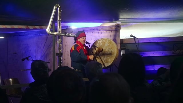 3 – Niiles-Jouni Aikio on the stage of Vuohču Sámi Márkanat performing Áillohaš joik