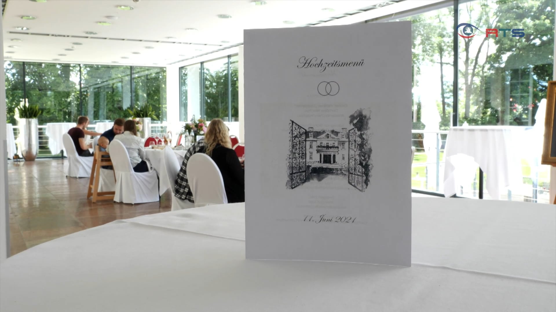 beim-hochzeitsessen-auf-nummer-sicher-gehen-kavalierhaus-klessheim