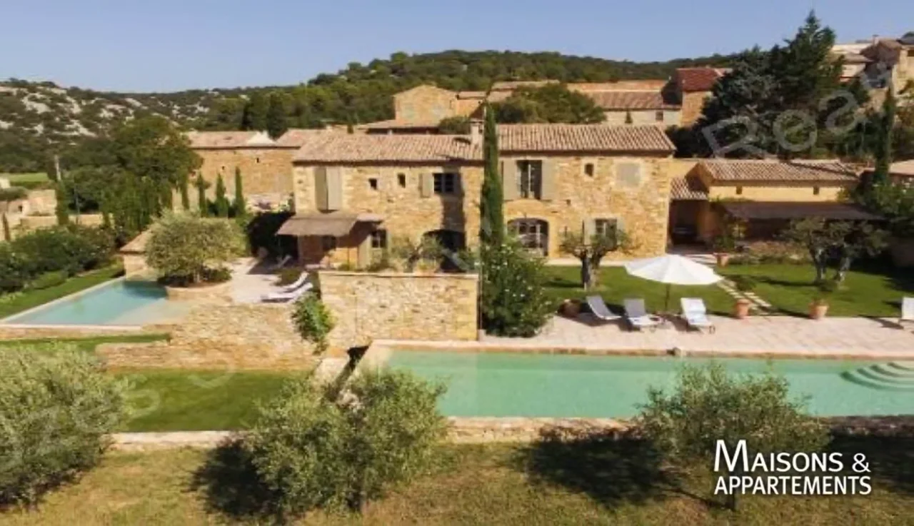 UZÈS MAISON A LOUER 300 m² 10 pièce(s) on Vimeo