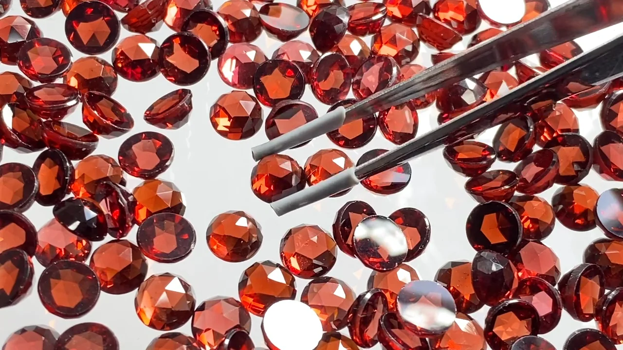 モザンビークガーネット ラウンド ローズカット6×6×3mm 3粒 モザンビークガーネット ラウンド ローズカット6×6×3mm 3粒