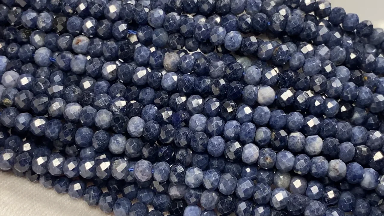 サファイア ボタンカット3×3×2mm 1連｜天然石ビーズの卸問屋・通販