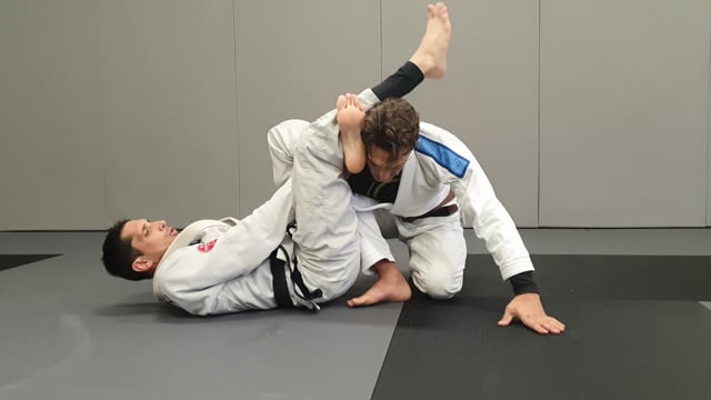 Attaque en omoplata à partir de la garde col manche