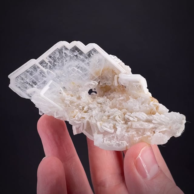 Barite with zoned edges