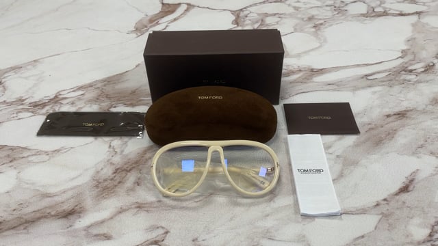 Tom Ford Sunglasses Women display picture 3