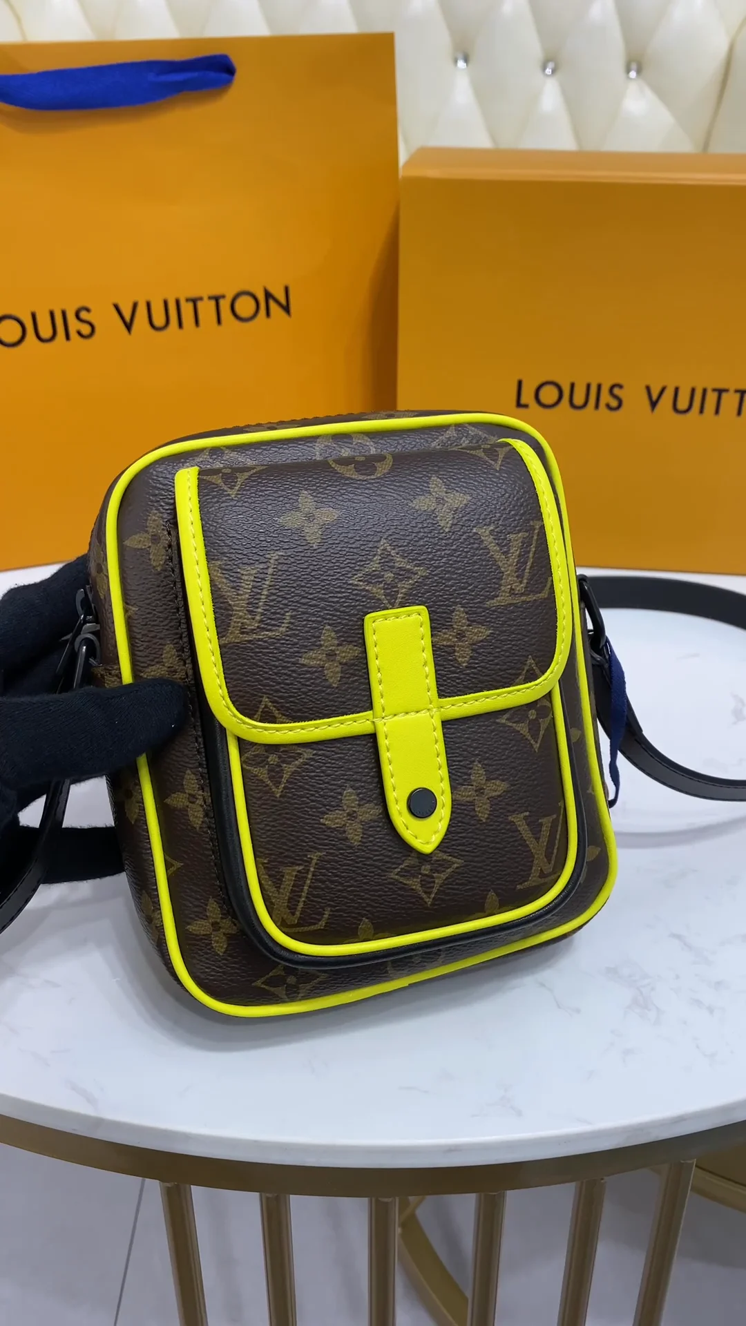 Louis Vuitton Christopher wearable wallet (CHRISTOPHER WEARABLE WALLET,  M69404)