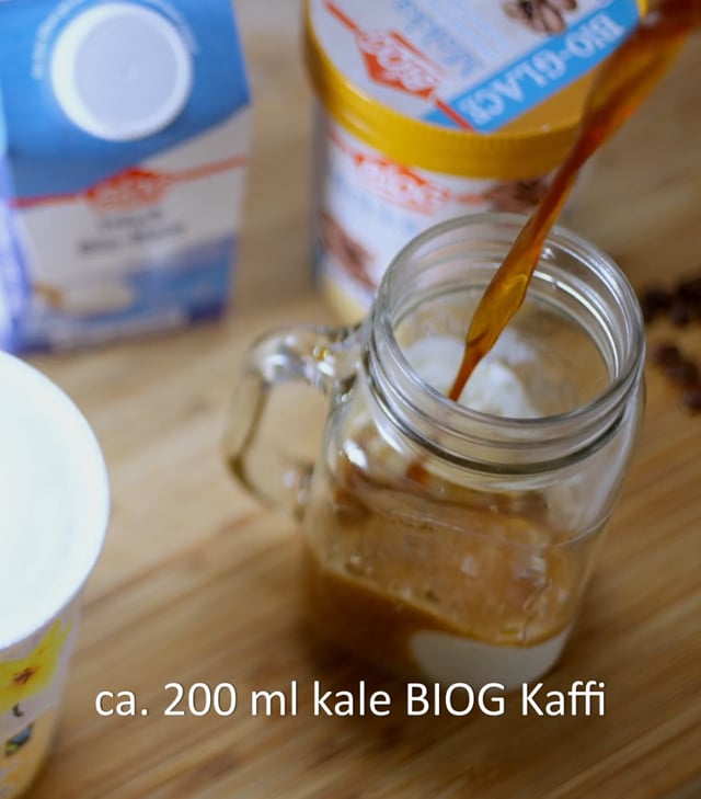 Unser Rezept für Eiskaffee oder Café glacéCa. 200 ml kalter BIOG Kaffee oder Espresso (je nach gewünschter Stärke)2 Kugeln BIOG VanilleeisBIOG Schlagsahne nach Belieben1) Kaffee kochen, abkühlen lassen und anschließend kaltstellen.2) Sahne steif schlagen.3) Vanilleeis in ein hohes Glas geben und mit dem kalten Kaffee auffüllen.4) Sahne darauf geben und mit Kakao bestäuben.TIPP:
Für Espresso-Fans empfehlen wir den italienischen „Affogato“.
Dafür 1 Kugel Vanilleeis mit frisch gekochtem Espresso übergießen (und nach Belieben mit Schlagsahne servieren).