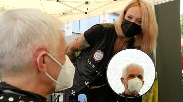 Waschen, Schneiden, Helfen: Barber Angels schenken Obdachlosen eine neue Frisur