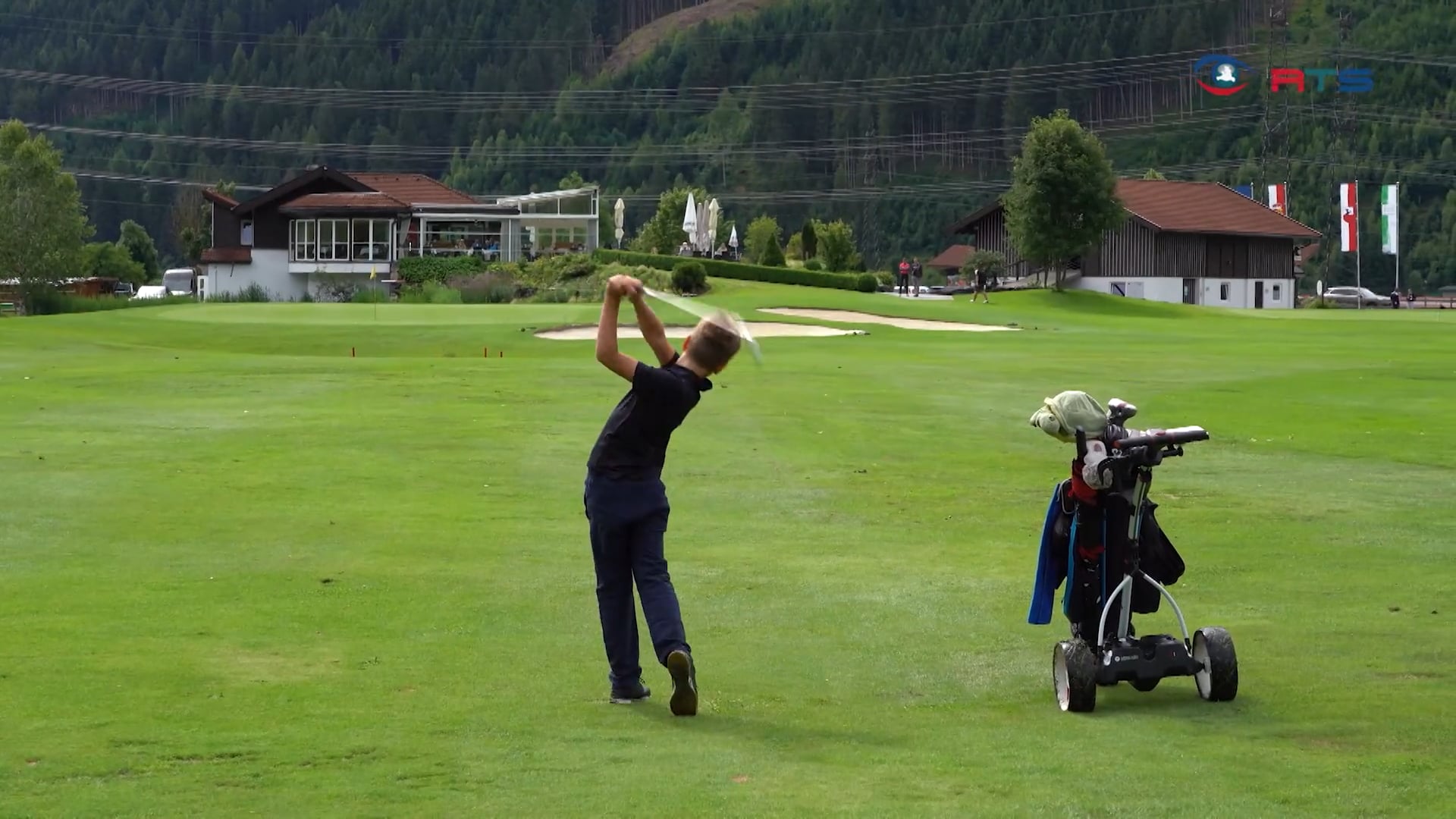 golf-ist-wieder-da-immer-mehr-junge-leute-zum-abschlagen-in-die-greens-und-fairways