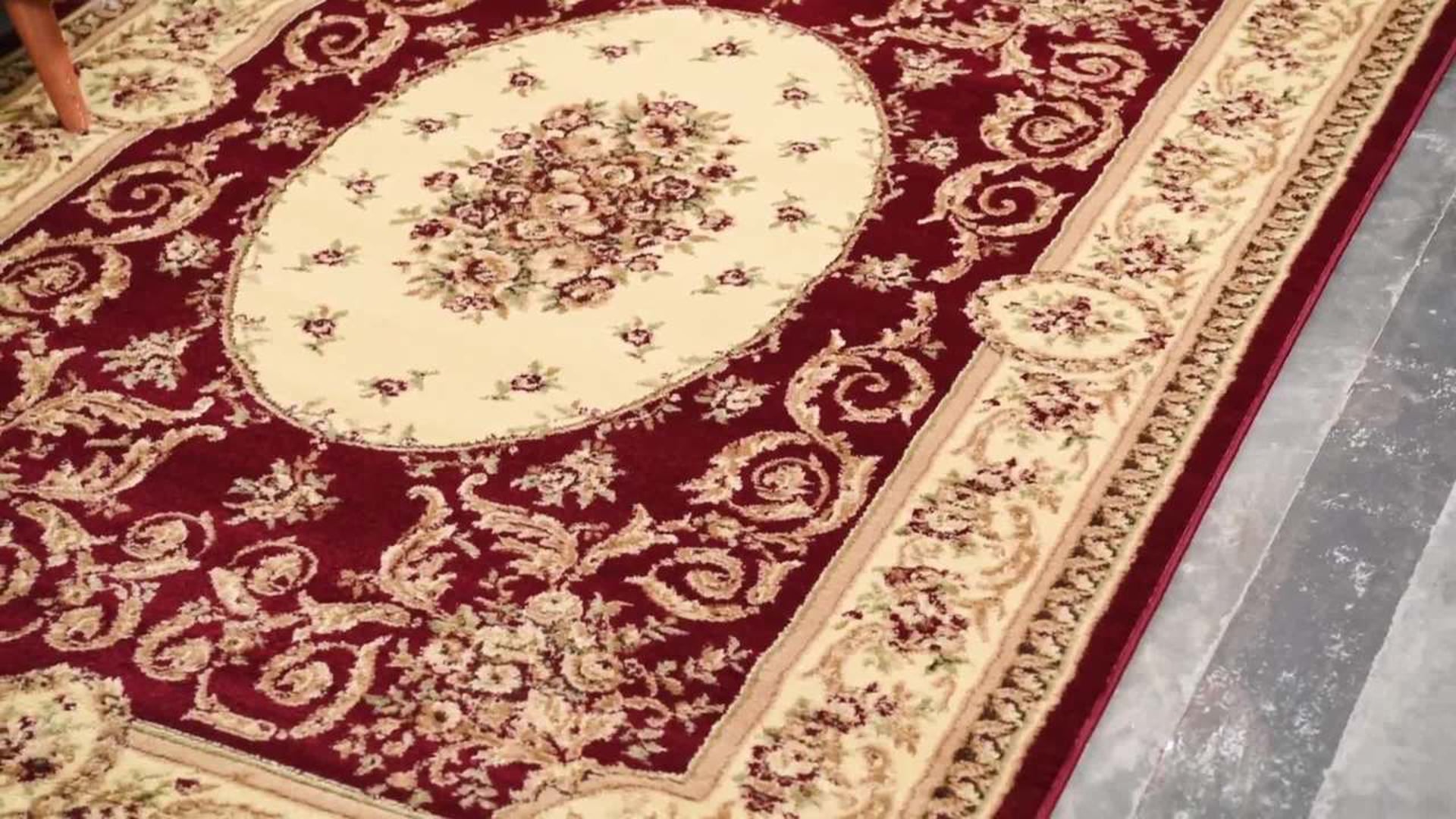 Unique Loom Red Phillipe Versailles 6' 0 x 6' 0 Round Rug