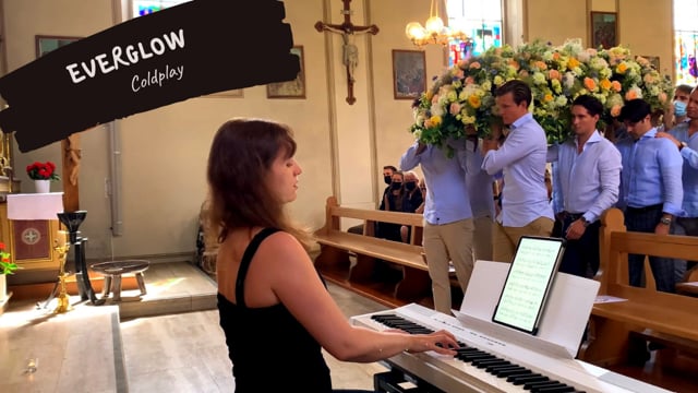 Lisa - professionelle Pianistin video preview