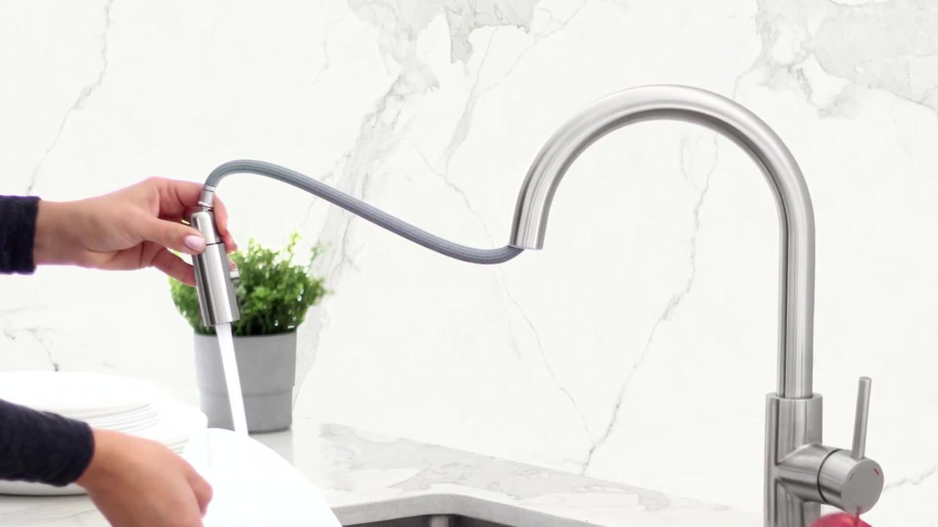 STYLISH Modern Single Handle  Pull down Sprayer  Kitchen Faucet in Gold Finish
