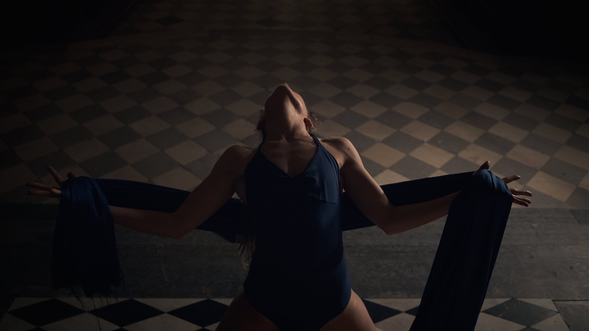 Transient  - Short dance video feat. "Lady Bionic" Emmanuelle Cathala