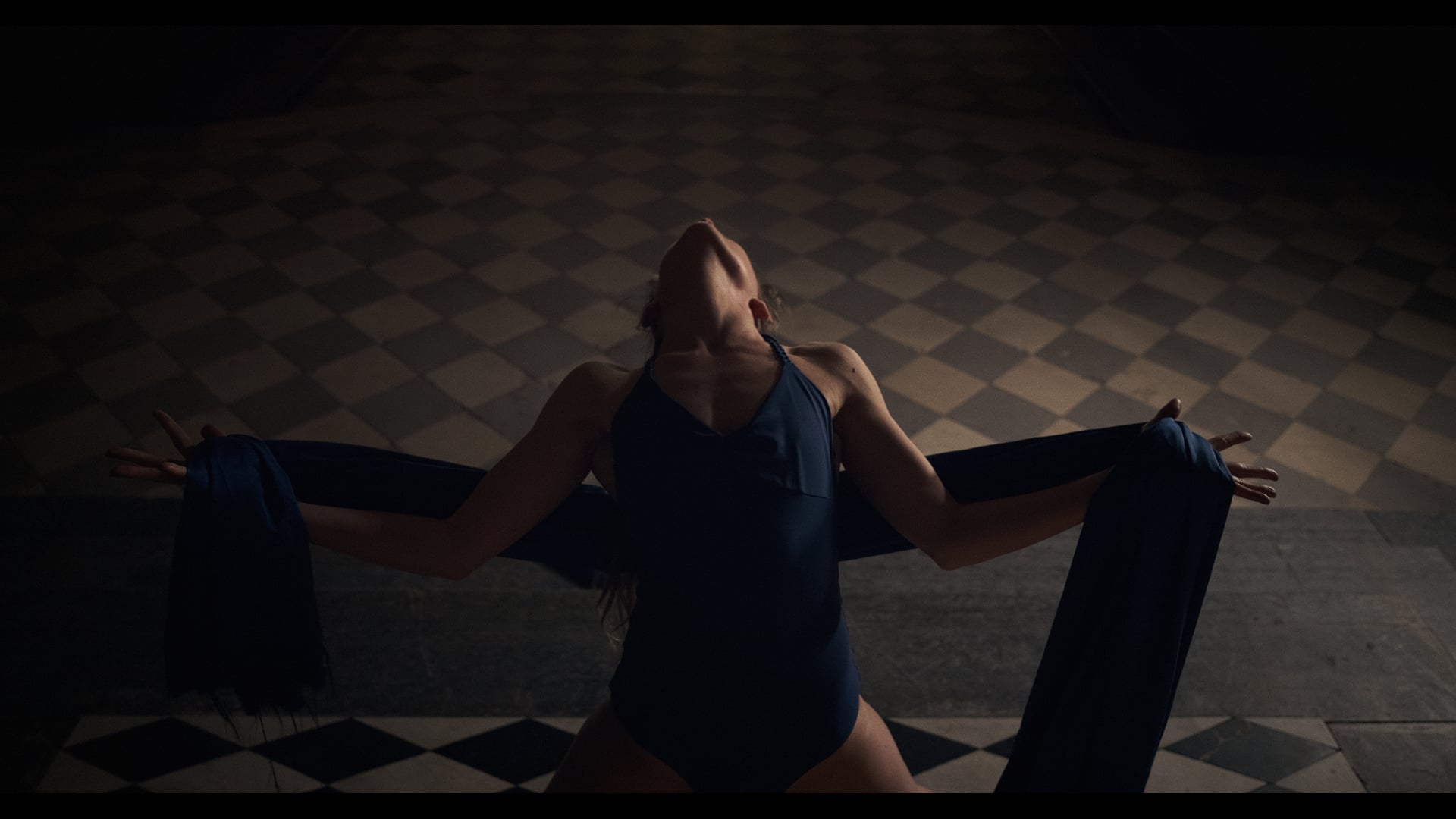 Transient  - Short dance video feat. "Lady Bionic" Emmanuelle Cathala