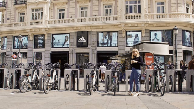 Transforma con pantallas LED los ventanales de su tienda de la Gran en Madrid - LED DREAM