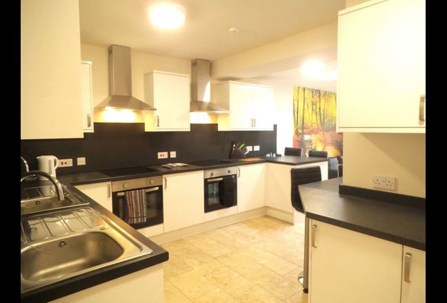 Comfy room in modern professional house-share Main Photo