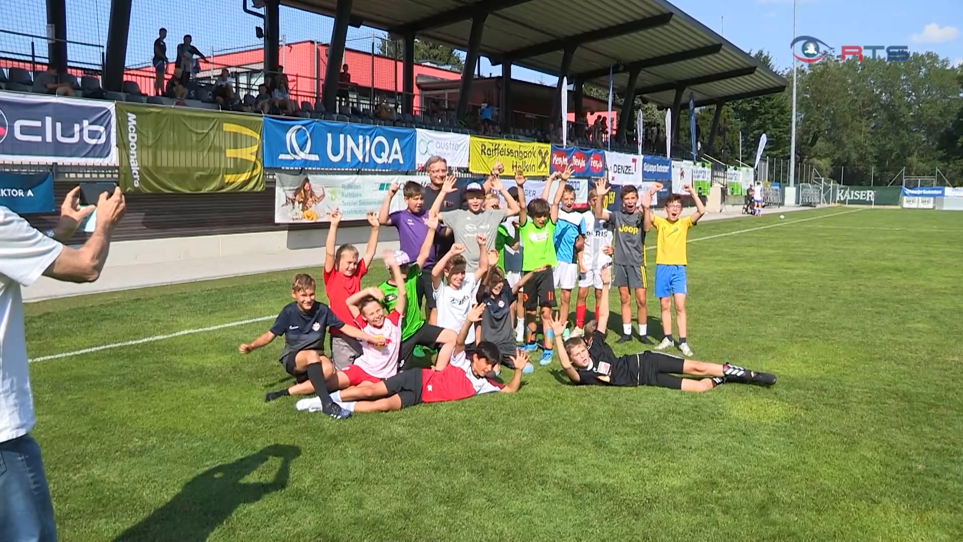 soccer-academy-2021-in-hallein-junge-fussballtalente-kicken-im-finale-gegen-promis