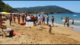 castellabate-70enne-si-sente-male-in-spiaggia