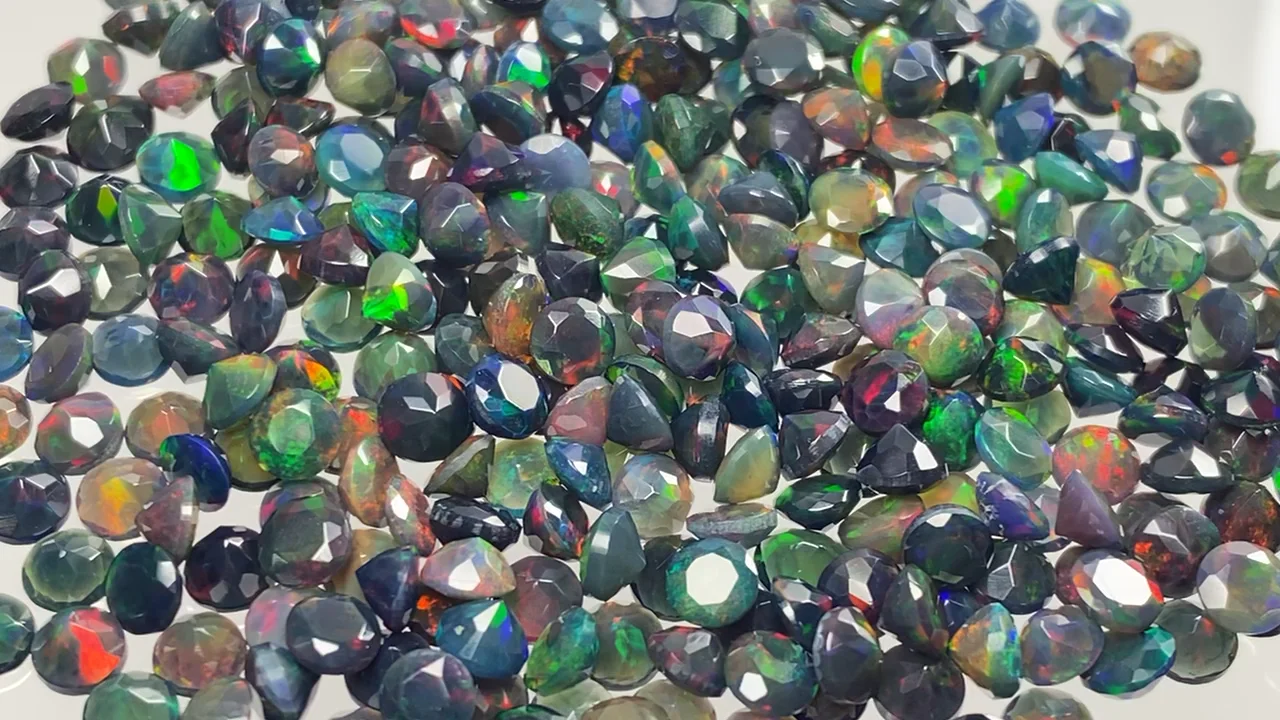 ブラックオパール 穴なしラウンドファセットカット4×4mm 10粒1,580円