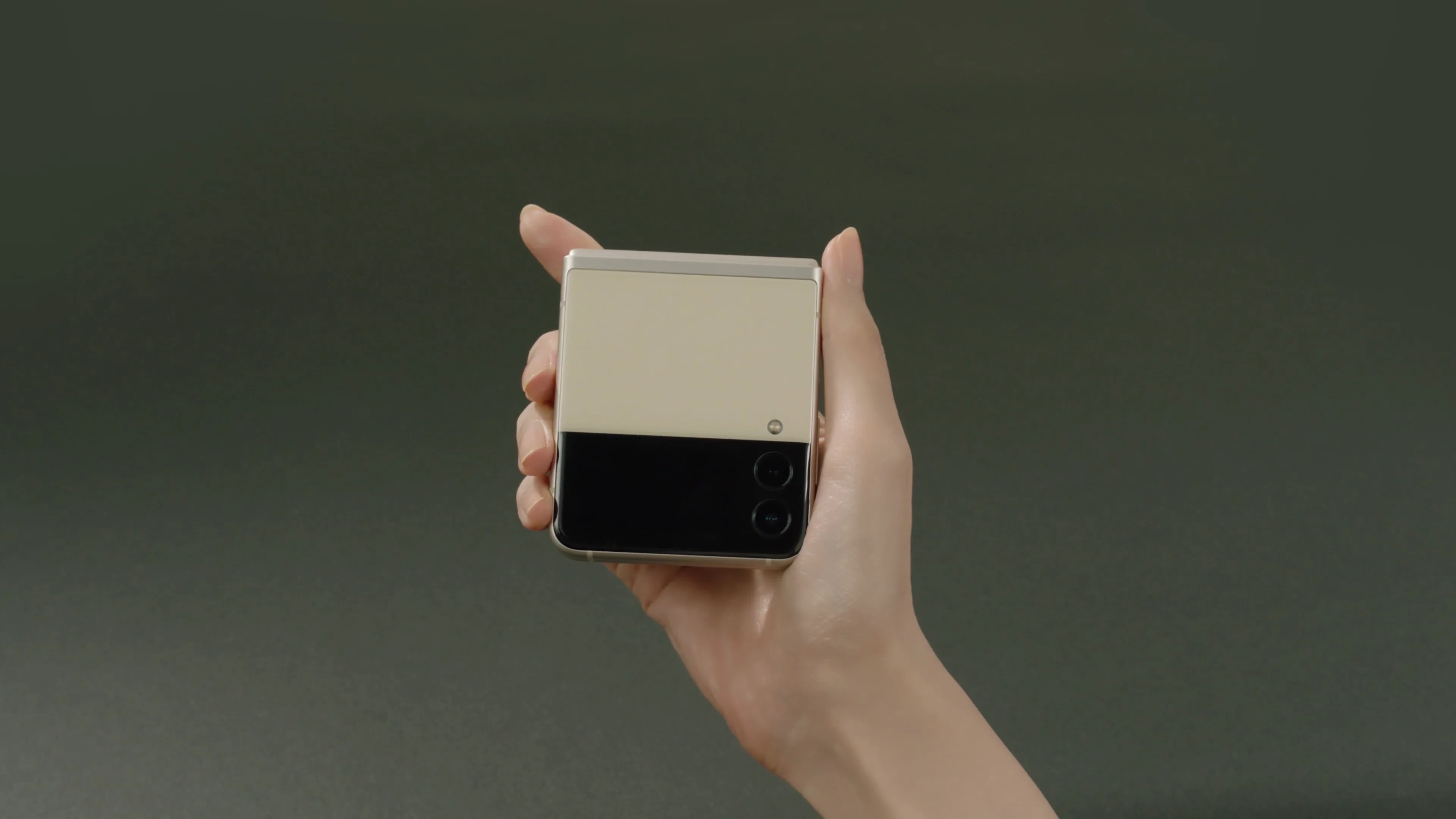 縦折りで防水対応の「Galaxy Z Flip3 5G」発表 - ケータイ Watch