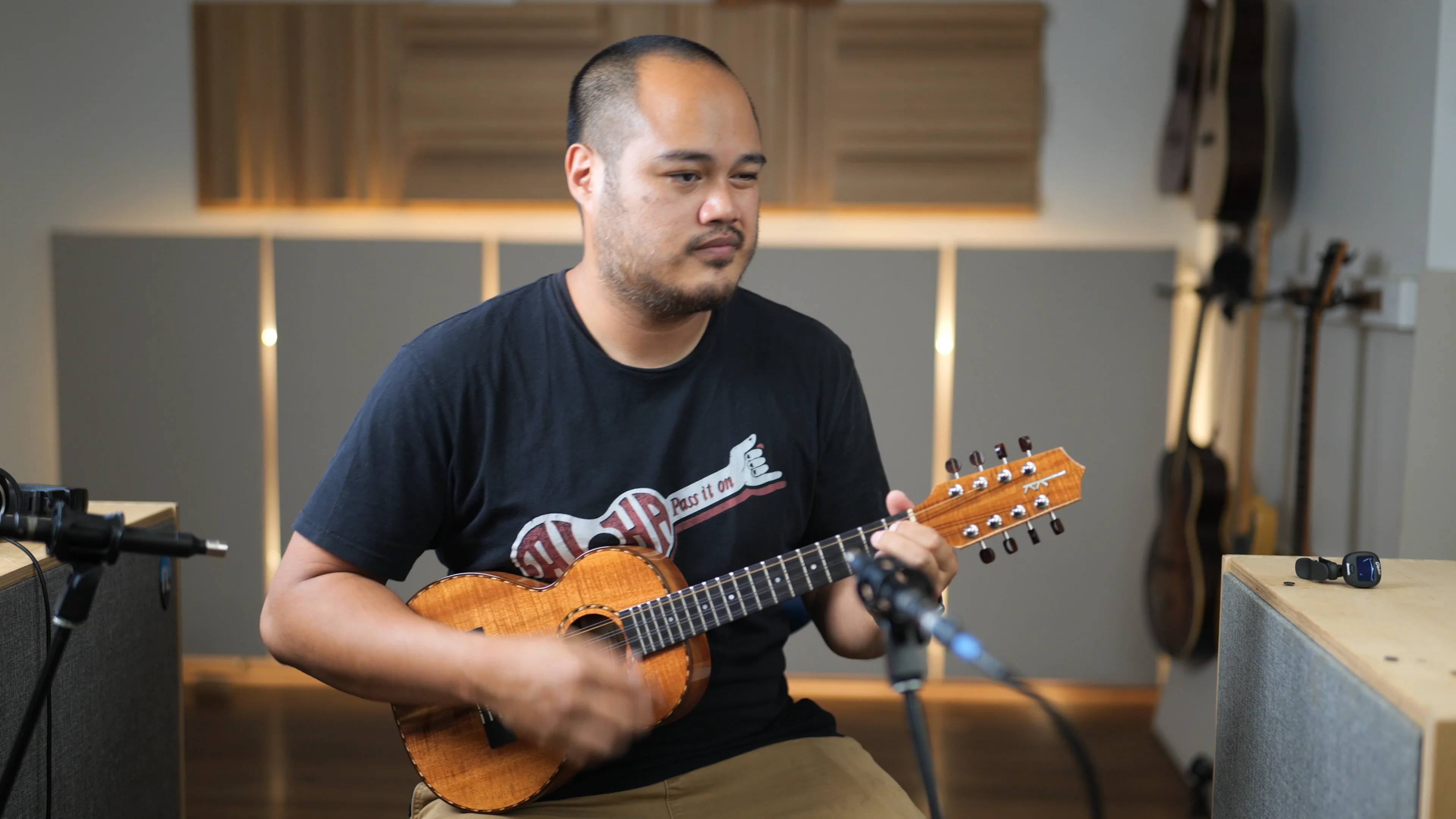 Kamako The Ukulele Site | Kamaka Koa 5 string Tenor Deluxe (HF-35D
