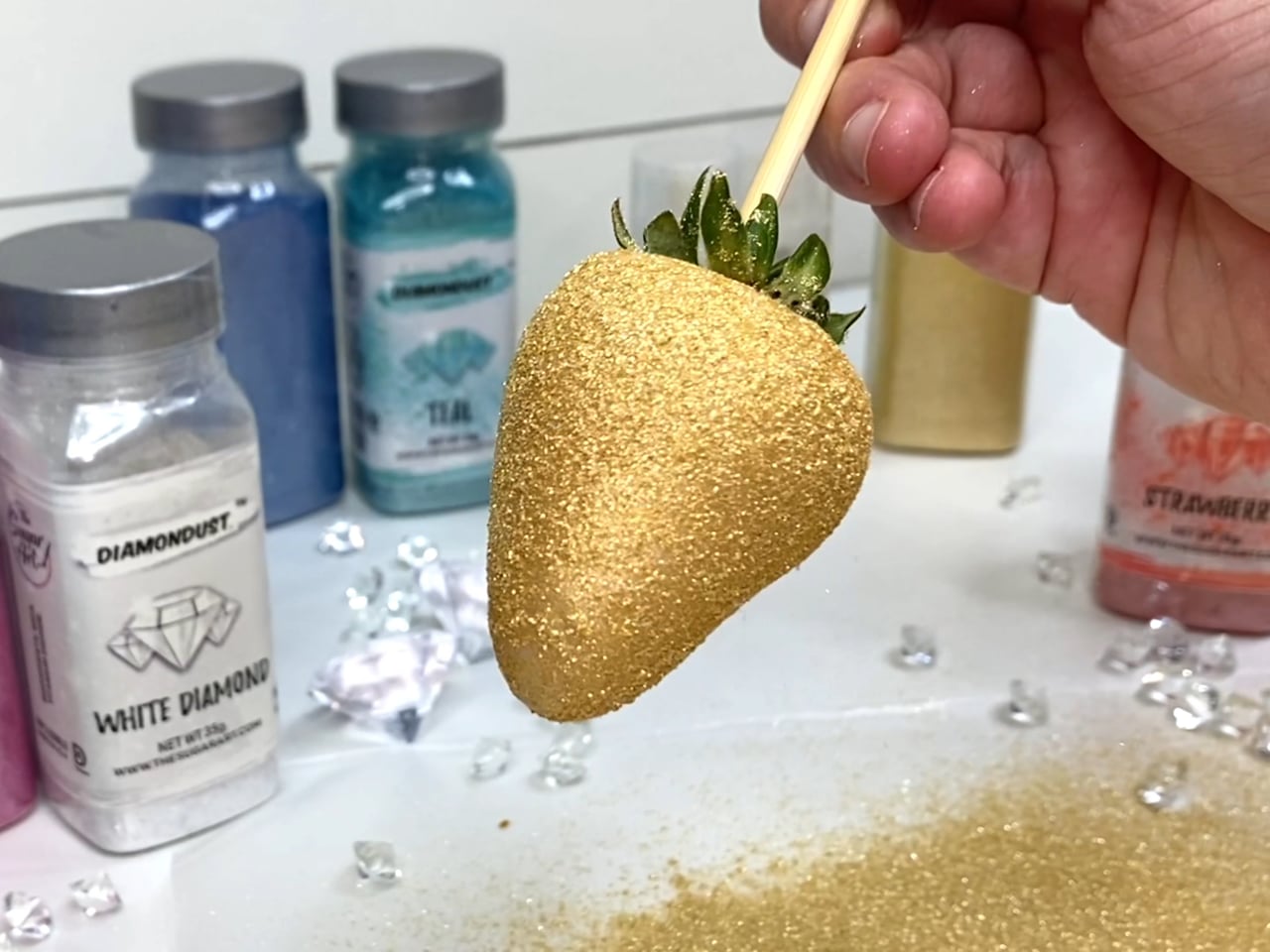 Bright Gold Edible Glitter Spray - Edible Powder Dust Spray Glitter for  Food, Drinks, Strawberries, Muffins, Cake Decorating. FDA Compliant (4 Gram  Pump)