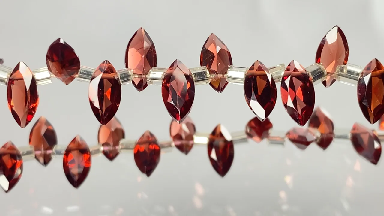 モザンビーク産ガーネット マーキスファセットカット8×4×2mm 1連（18粒 