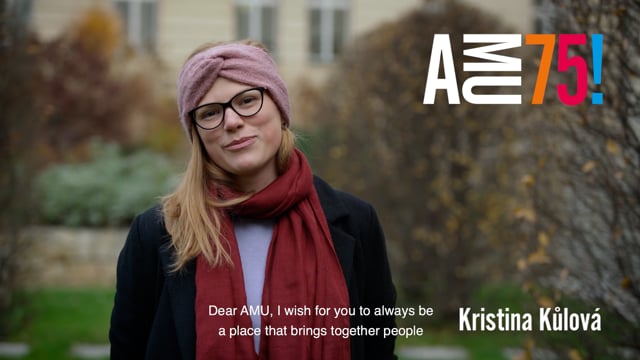 Podívejte se na videopřání studentky Katedry kamery FAMU Kristiny Kůlové. V minulém roce na sebe upozornila během Mezinárodního festivalu dokumentárních filmů v Jihlavě, kde v sekci studentských filmů FAMU uvedla svůj krátkometrážní snímek s názvem A světlo mění tvar.