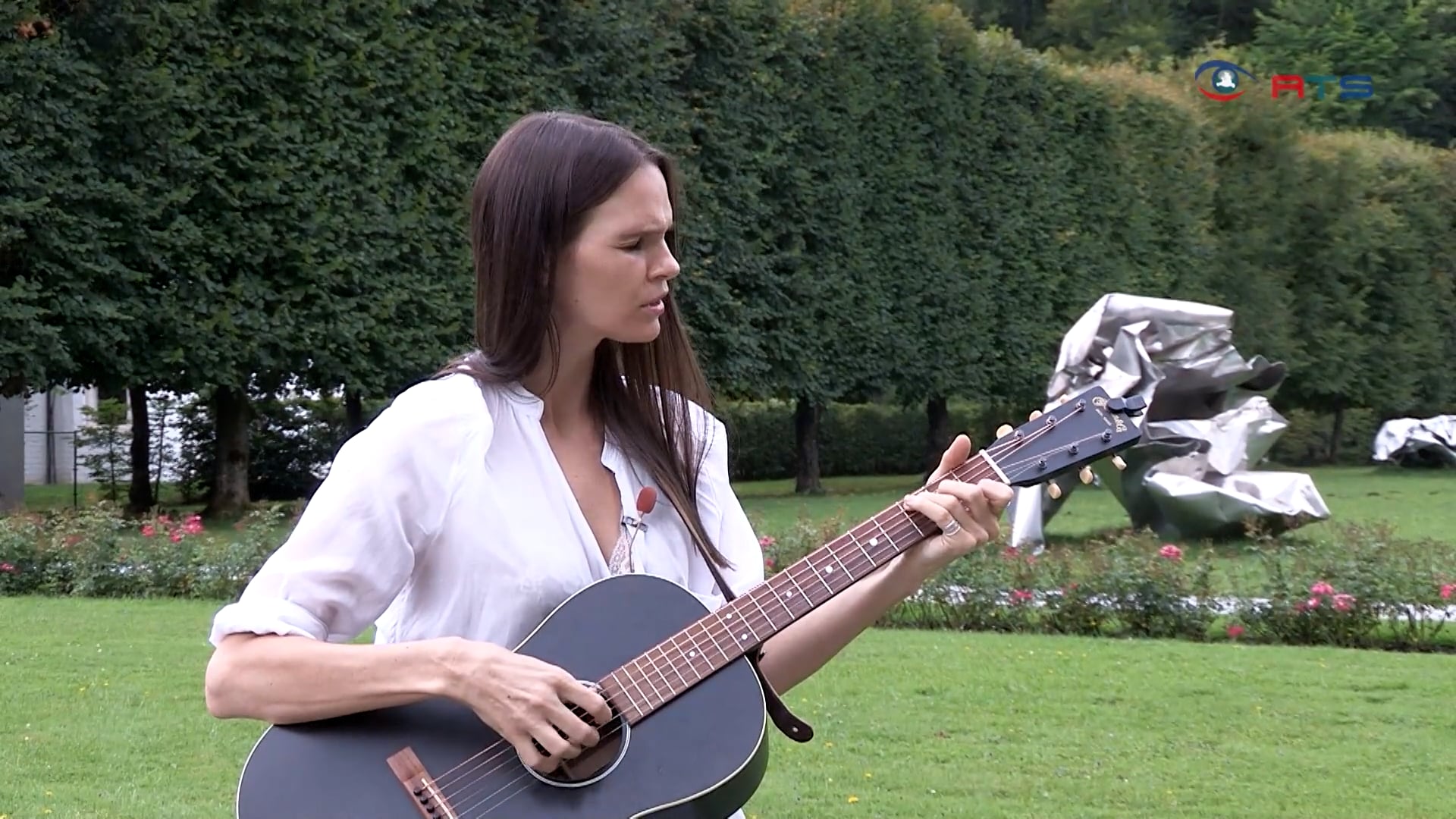 die-singer-songwriterin-susan-wolf-begeistert-mit-melancholisch-kraftvollen-liedern-konzerttournee-trotz-multipler-sklerose
