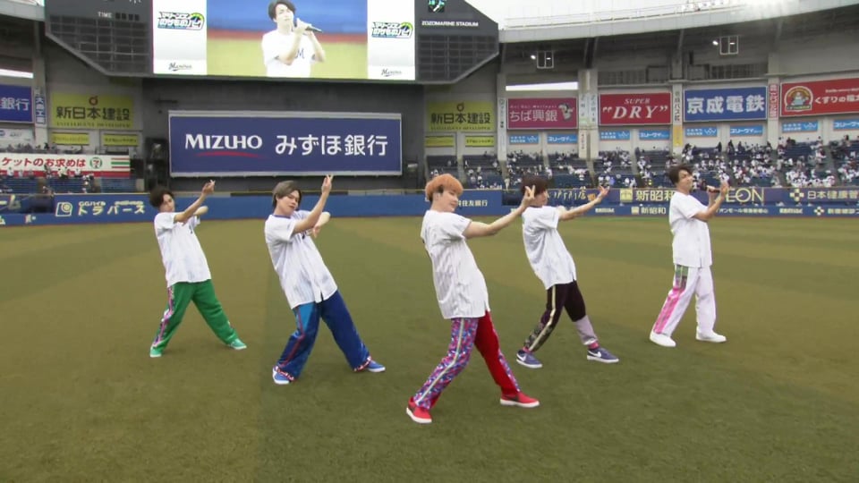キレキレのダンス!! 5人組音楽グループ「超特急」が試合前にスペシャルライブを実施!!