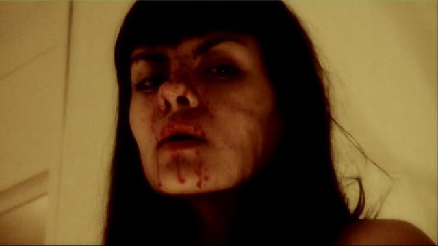 Skräck realistisk och surrealistisk berättelse om en familj, en brevbärare, en födelsedag, knivar, blod, glädje, sorg och besatthet. Skräck realistisk och surrealistisk berättelse om en familj, en brevbärare, en födelsedag, knivar, blod, glädje, sorg och besatthet.