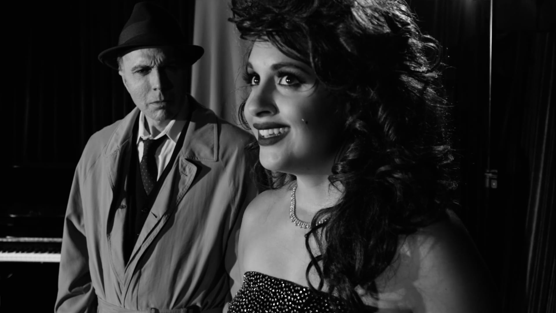 SEDUCTIVE NIGHTCLUB SINGER - MUSICAL COMEDY