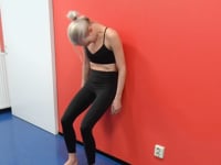 Übung 6a: Abrollübung Nacken und Rumpf (Stand gegen die Wand)