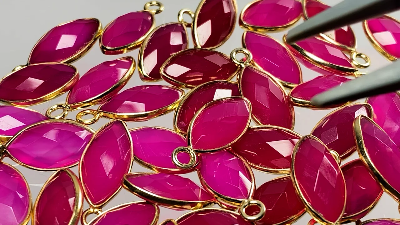 フューシャピンクカルセドニー 枠留めマーキスカット13×7mm