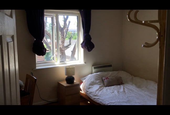 Beautiful, bright, clean dble room. LOCATION . E14 Main Photo