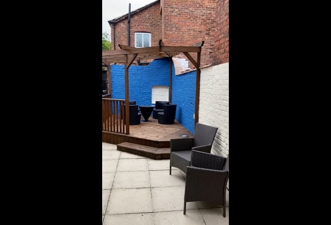 Close to town and station - immaculate house Main Photo