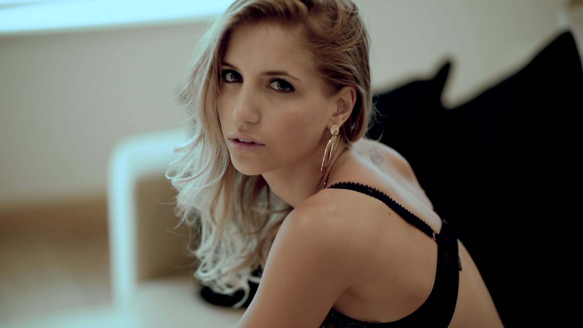 Creating Sensual Portraits with Alisson Nina Mood video produced during a b...