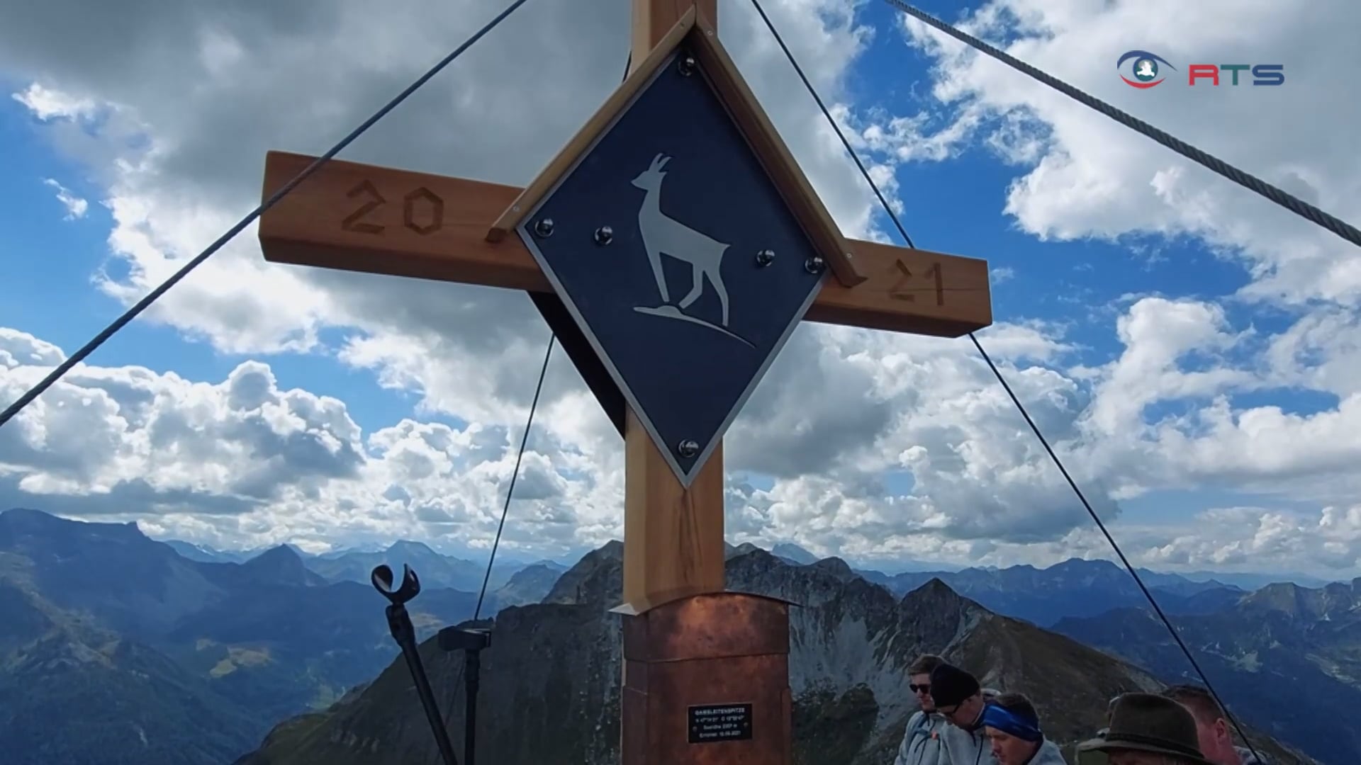 gamsleiten-dorfjugend-obertauern-stellt-bisher-fehlendes-gipfelkreuz-auf