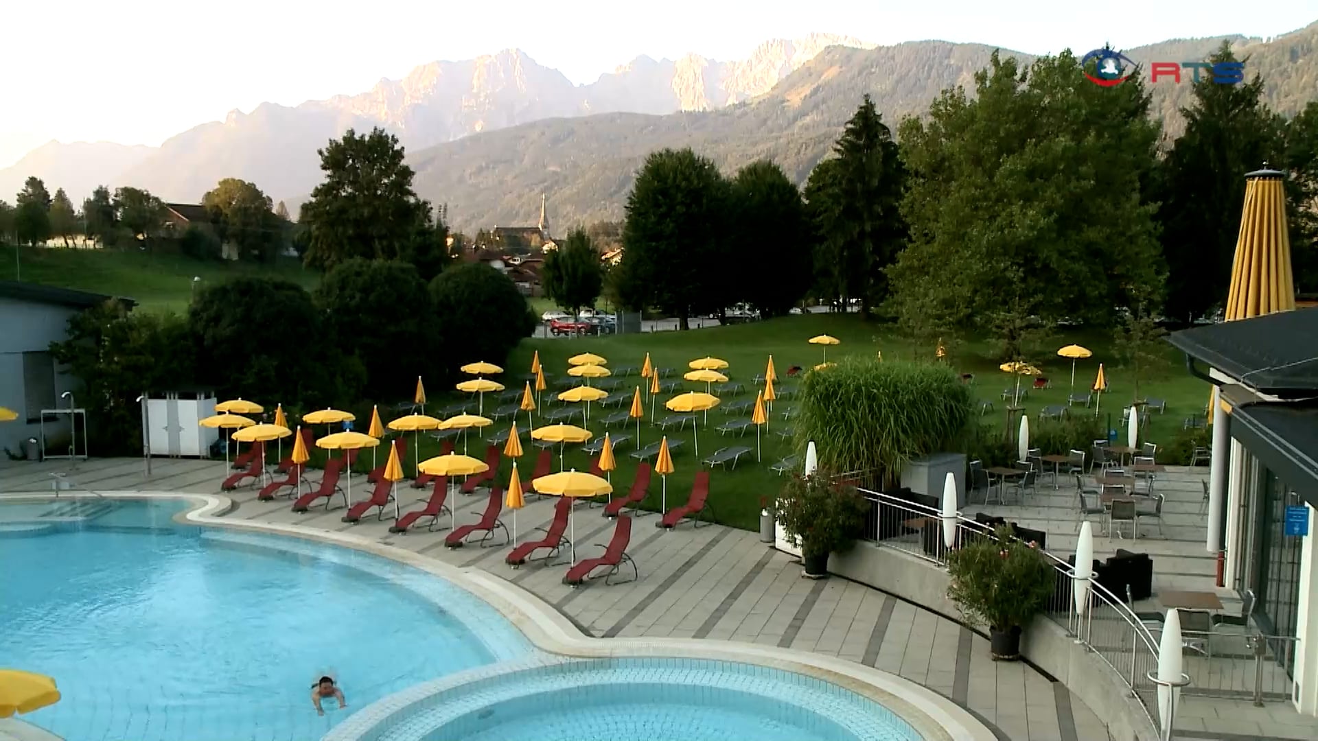 salzburger-lieblingsthermen-heiltherme-bad-vigaun-lockt-mit-34-grad-celsius-warmes-wasser-der-st-barbara-quelle