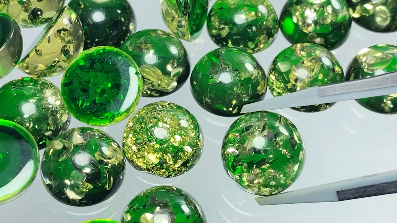 動画】クラック入りグリーンカラーアンバー(琥珀) ラウンド カボション