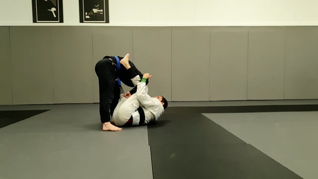 Omoplata en garde lasso contre un adversaire avec une posture haute