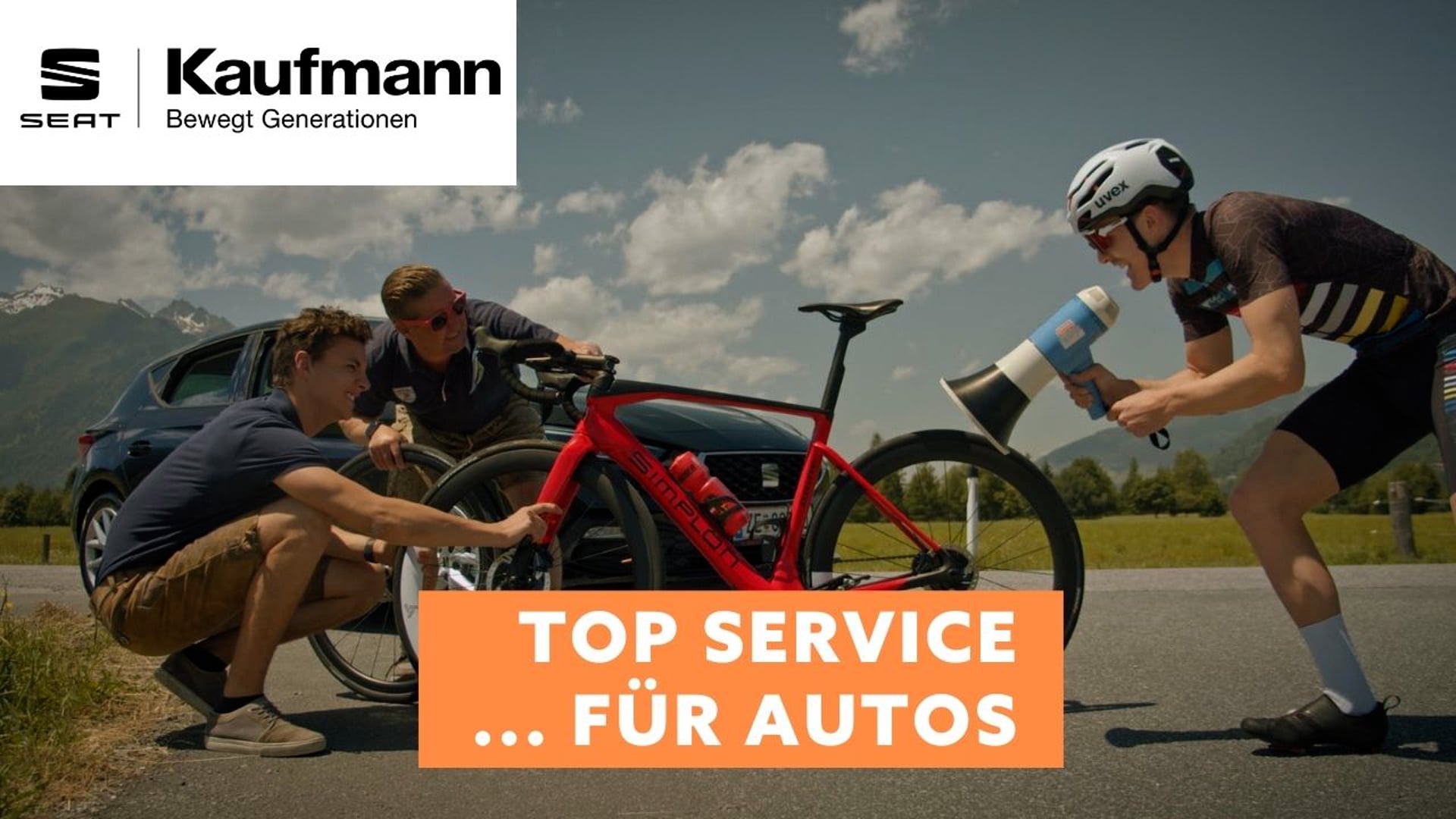 Kaufmann beim Triathlon reifen wechseln